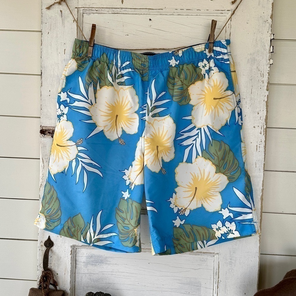 LANDS END, MENS SWIM TRUNKS. HIBISCUS FLOWERS ON AN OCEAN BLUE BACKGROUND. SIZEM